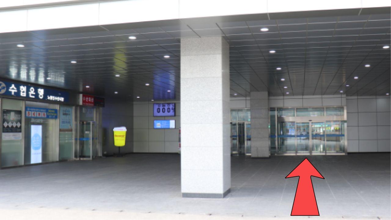 ノリャンジン水産市場の入り口、2階ホールの様子。